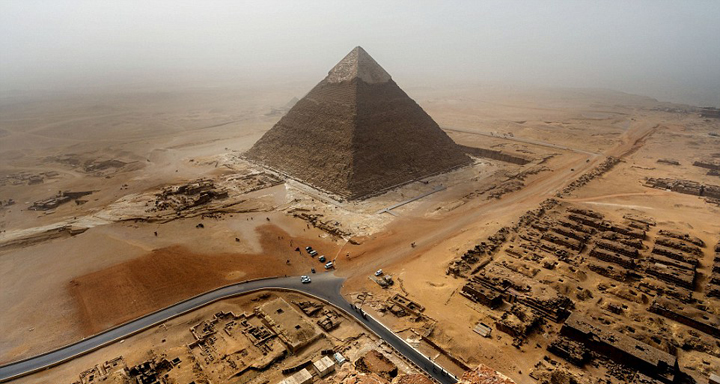 Voici des photos prises au sommet d'une pyramide égyptienne de 146 mètres