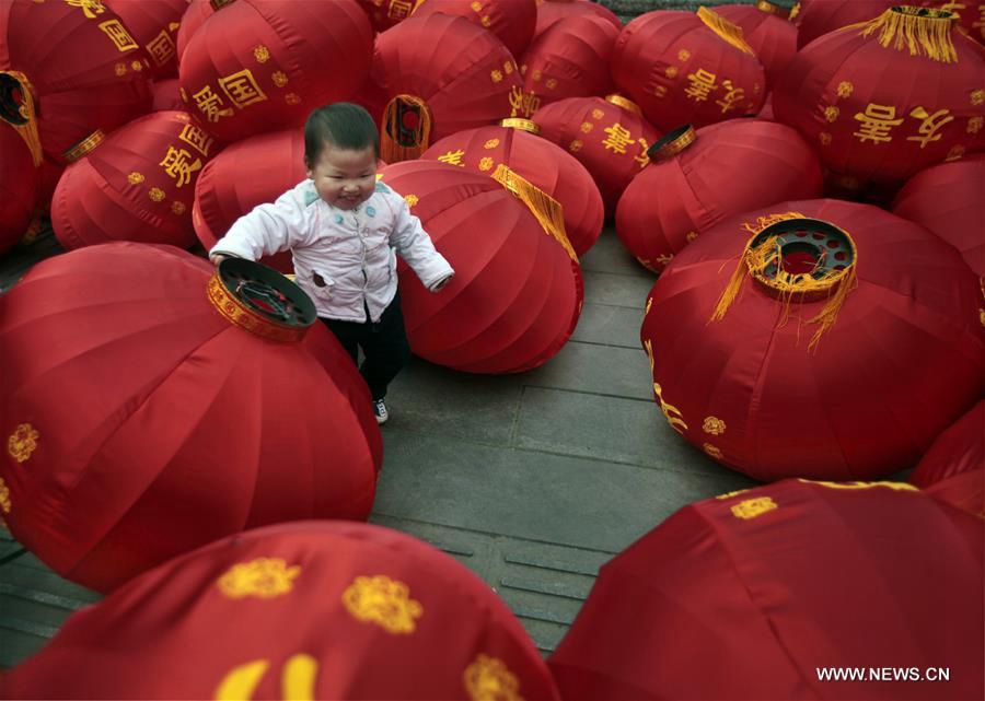 Un enfant joue au milieu de lanternes rouges à Guiyang, dans la province du Guizhou (Sud-ouest de la Chine), à quelques jours de la prochaine Fête du Printemps, le 30 janvier 2016.