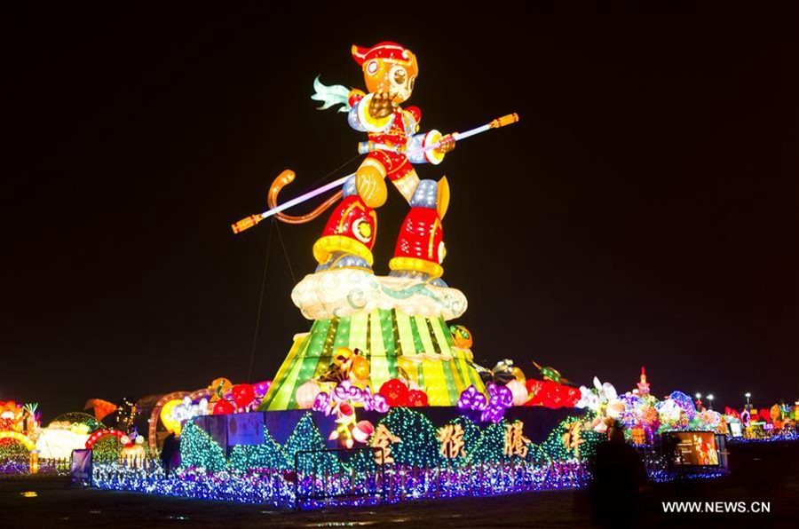 Photo prise le 29 janvier 2016, montrant une lanterne géante en forme de singe pendant une foire aux lanternes dans la ville de Zhenjiang, dans la province du Jiangsu (Est de la Chine). Cette foire aux lanternes, qui présente plus de 200 ensembles de lanternes du Jiangsu et de Taiwan (Sud-est de la Chine), a ouvert vendredi et durera 28 jours.