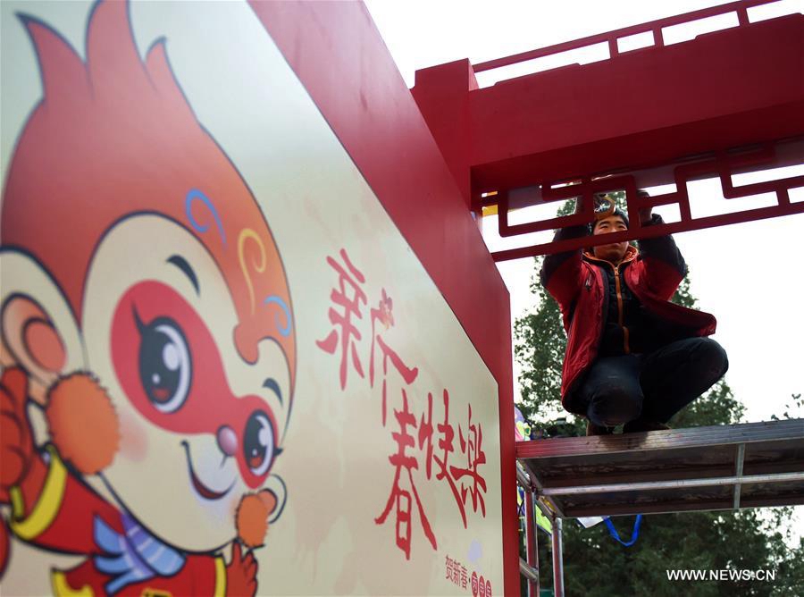 Un employé s'affaire aux préparatifs de la foire du temple du Parc Ditan à Beijing, le 30 janvier 2016. Les préparatifs pour la foire du temple du Parc Ditans ont en cours avec l'installation de lanternes rouges pour célébrer le prochain Nouvel An lunaire chinois, qui cette année tombe le 8 février. Un employé s'affaire aux préparatifs de la foire du temple du Parc Ditan à Beijing, le 30 janvier 2016. Les préparatifs pour la foire du temple du Parc Ditans ont en cours avec l'installation de lanternes rouges pour célébrer le prochain Nouvel An lunaire chinois, qui cette année tombe le 8 février.