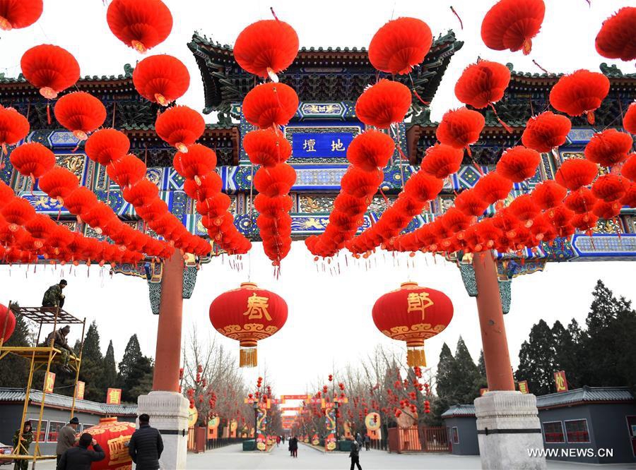 Des lanternes rouges suspendues dans le Parc Ditan de Beijing, le 30 janvier 2016. Les préparatifs pour la foire du temple du Parc Ditan sont en cours,et des lanternes rouges ont été suspendues à cette occasion pour célébrer le prochain Nouvel An lunaire chinois, qui cette année tombe le 8 février.