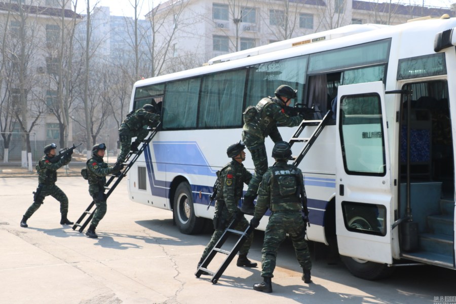 Beijing : exercices anti-terroristes avant les deux sessions