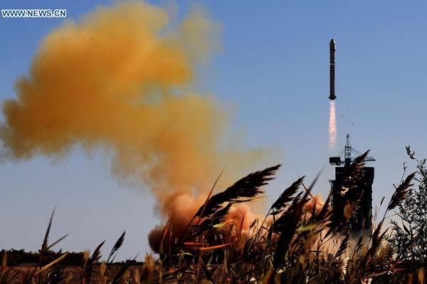 Une fusée Longue Marche-2D emportant des satellites « Jilin-1 » s'envole depuis la rampe de lancement du Centre de lancement de satellites de Jiuquan, dans la province du Gansu (Nord-ouest de la Chine), le 7 octobre 2015. [Photo / Xinhua]