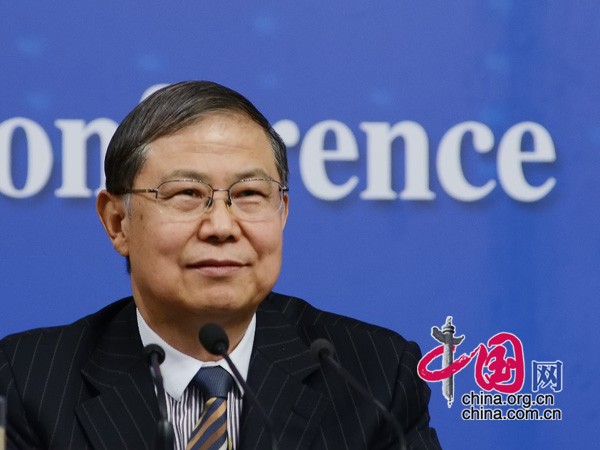 Zhu Shouchen préside la conférence de presse.
