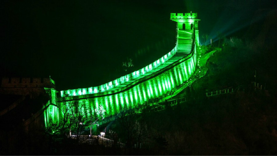 La Grande Muraille de Badaling illuminée en vert pour la Saint-Patrick