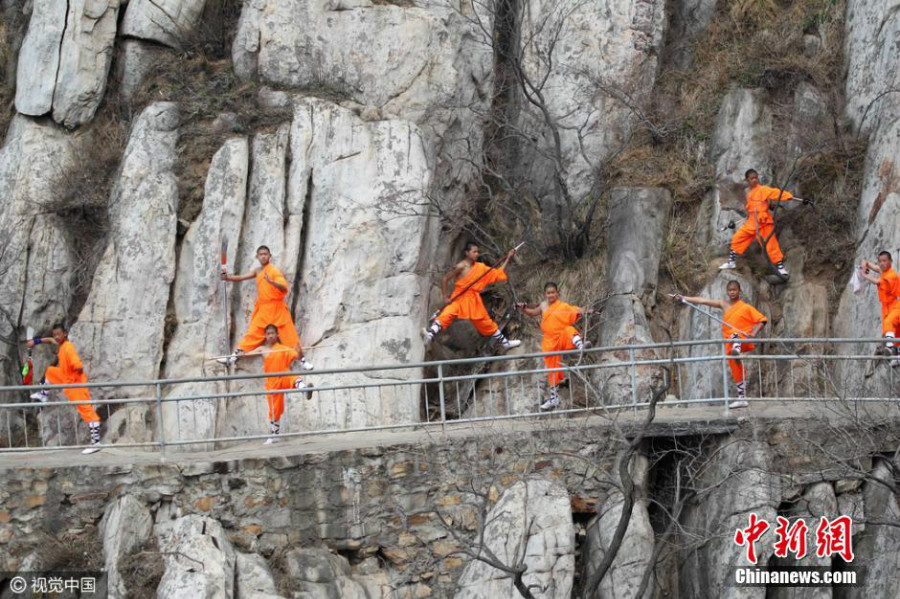 Chine : des moines Shaolin s'entraînent au bord d'une falaise