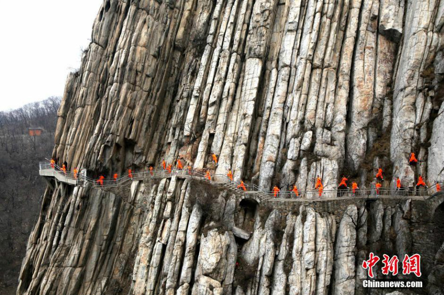 Chine : des moines Shaolin s'entraînent au bord d'une falaise Chine : des moines Shaolin s'entraînent au bord d'une falaise