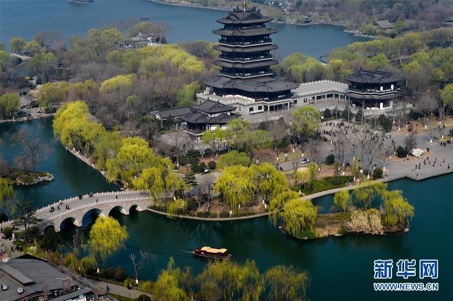 Jinan : les rives du lac Daming au printemps