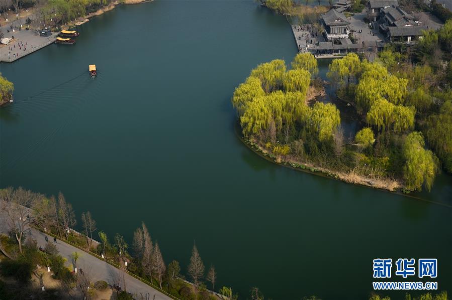 Jinan : les rives du lac Daming au printemps