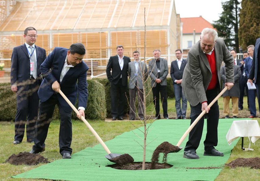 Le président tchèque Milos Zeman accueille Xi Jinping dans sa résidence privée