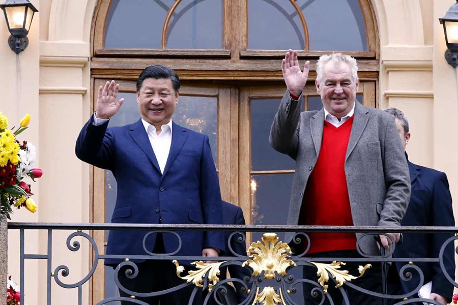 Le président tchèque Milos Zeman accueille Xi Jinping dans sa résidence privée