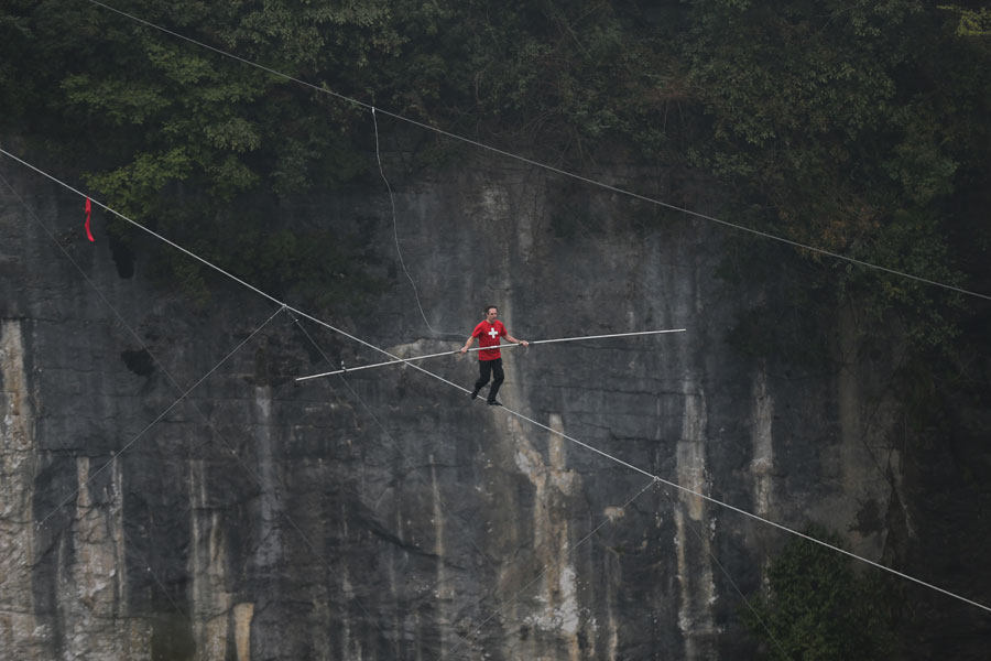 Un Suisse remporte le défi du « Coureur Funambule » à 300 mètres au-dessus du sol