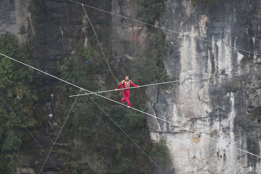 Un Suisse remporte le défi du « Coureur Funambule » à 300 mètres au-dessus du sol