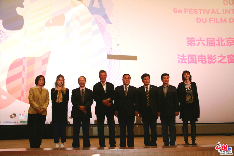 Jean-Baptiste Main de Boissière (troisième à gauche), le ministre-conseiller auprès de l'ambassade de France en Chine, est présent à la cérémonie d'inauguration du 13e Panorama du cinéma français. (Crédit photo: Wang Wenye/China.org.cn)