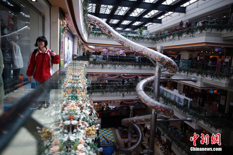 Shanghai: mise en service d'un toboggan géant dans un grand magasin