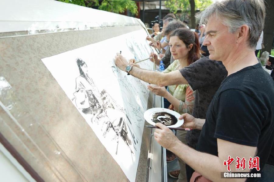 Le 28 avril, près du lac Shichahai, dix artistes de sept nationalités différentes ont réalisé ensemble une œuvre improvisée entre peinture et dessin pour partager leur perception de la ville de Beijing.