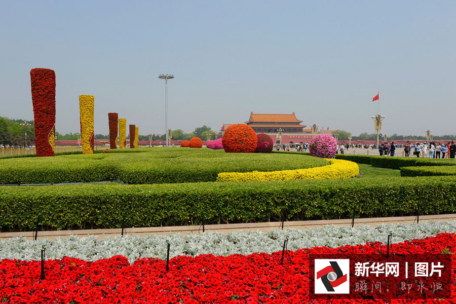 Les décorations florales de la place Tian'anmen pour le 1er mai