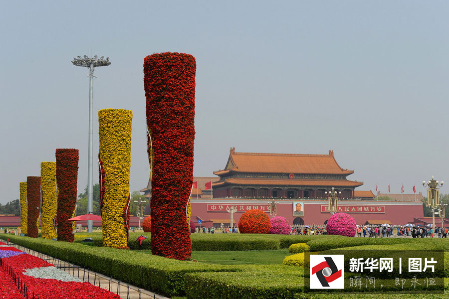 Les décorations florales de la place Tian'anmen pour le 1er mai