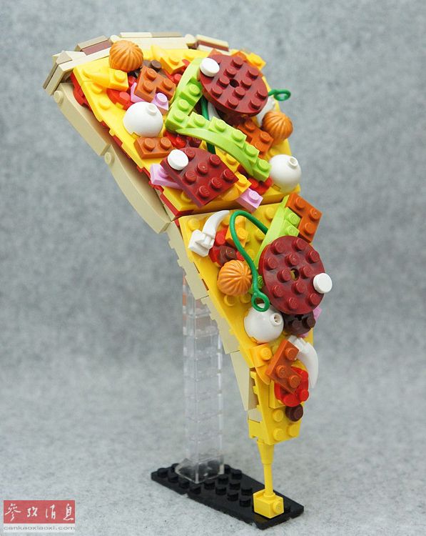Pizza, glace, banane, hamburger… Découvrez ces snacks entièrement réalisés avec des pièces de Lego par l'artiste japonais Tary.