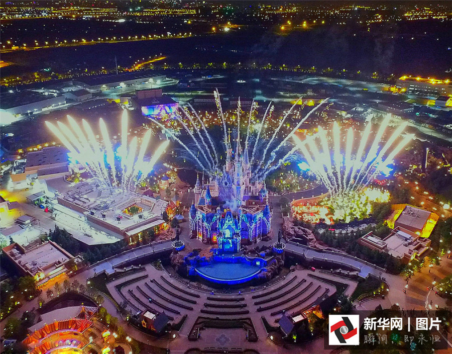 Galerie : un feu d'artifice illumine Disneyland Shanghai