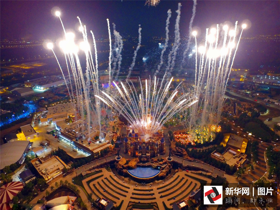 Le 16 mai, un mois avant son ouverture officielle, le parc Disneyland Shanghai était illuminé par des feux d'artifice et un spectacle son et lumière en 3D.