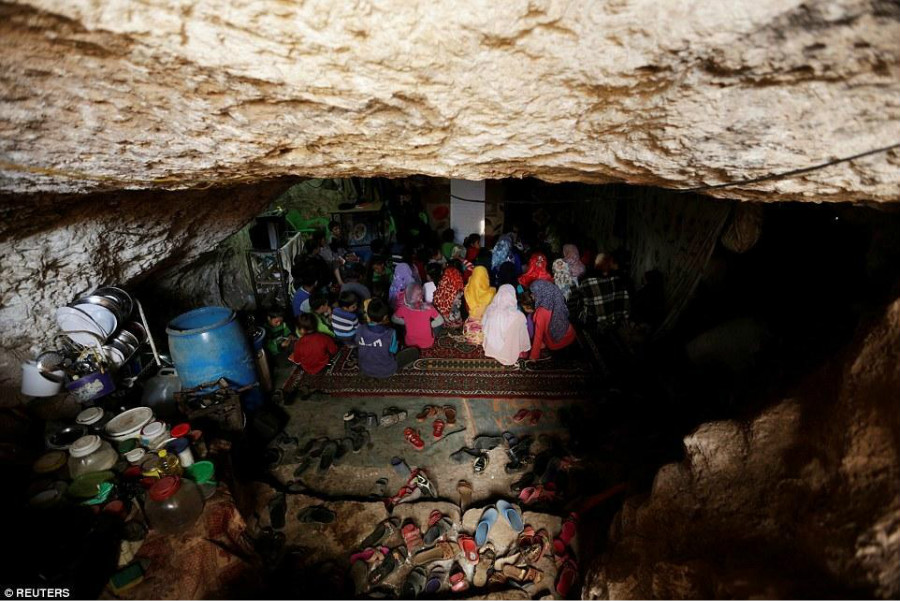 Syrie : une salle de classe sombre cachée dans une grotte