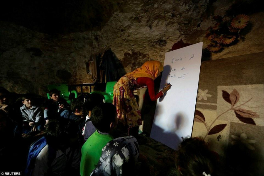 Syrie : une salle de classe sombre cachée dans une grotte