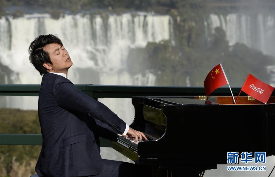 Le pianiste chinois Lang Lang joue du piano devant les chutes d&apos;Iguazú au Brésil