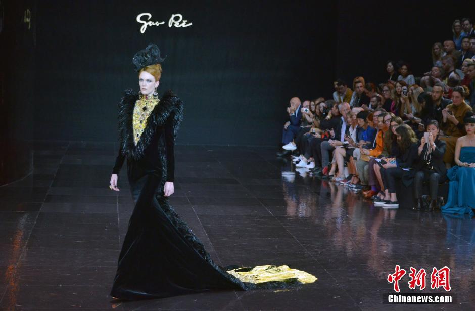 La créatrice chinoise Guo Pei présente sa collection haute couture à Paris