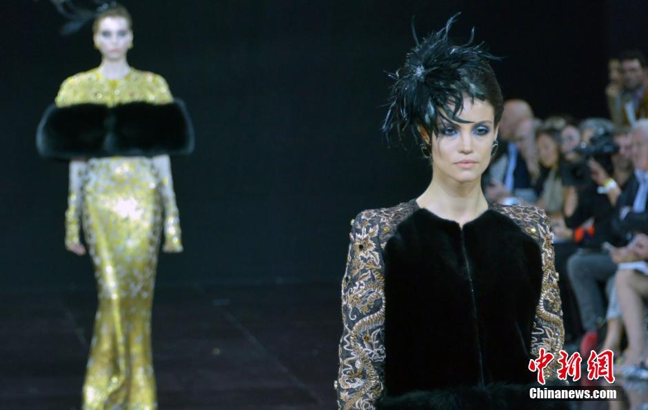 La créatrice chinoise Guo Pei présente sa collection haute couture à Paris
