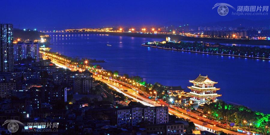 Vue nocturne de la rivière Xiangjiang dans le Hunan