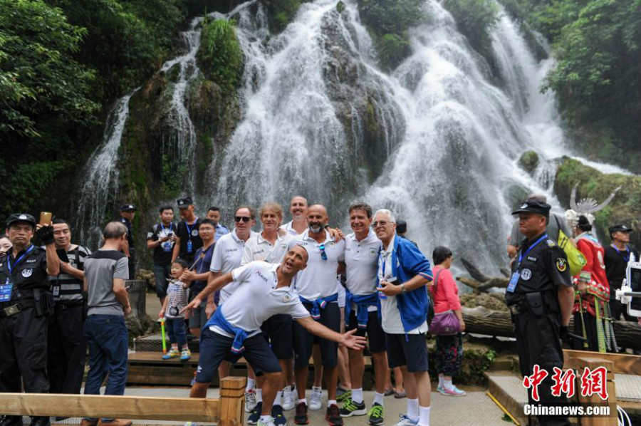 Roberto Baggio et ses coéquipiers font du tourisme dans le Guizhou