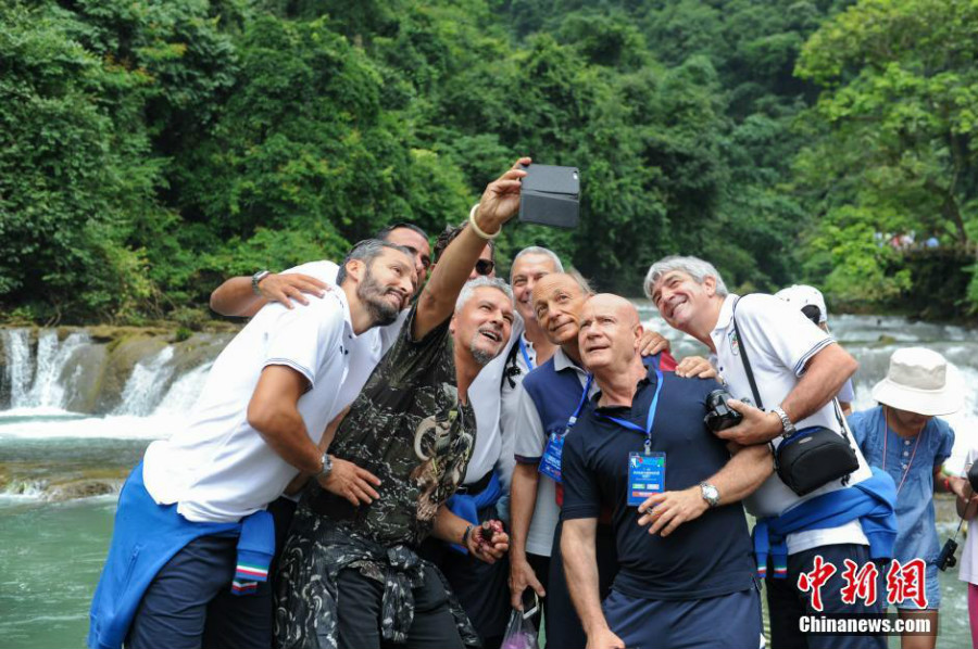 Roberto Baggio et ses coéquipiers font du tourisme dans le Guizhou