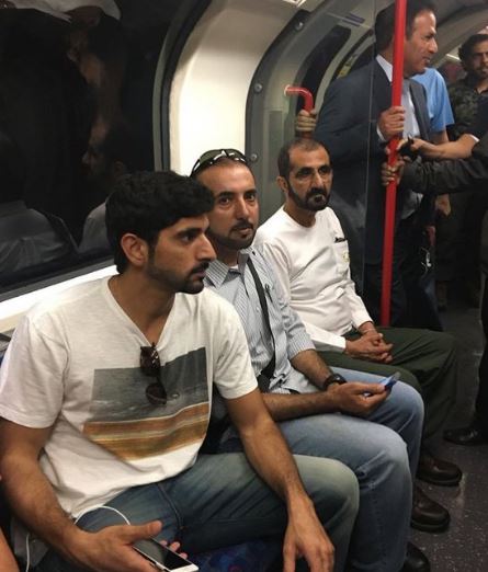 迪拜酋长父子“微服出巡” 大热天伦敦挤地铁