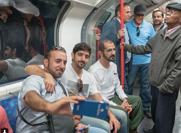 迪拜酋长父子“微服出巡” 大热天伦敦挤地铁