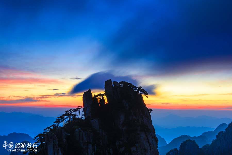 Le 20 juillet, le mont Shixin, un des sommets des monts Huang (Huangshan) dans la province de l&apos;Anhui (est), se réveille sous une couverture d&apos;or à l&apos;aube. C&apos;est tout simplement magique !