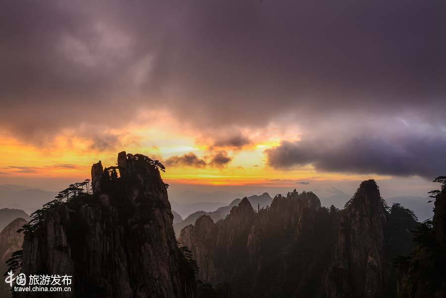 Photos : les monts Huang sous un ciel de feu