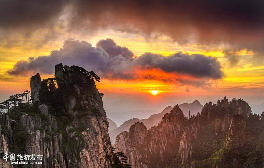 Photos : les monts Huang sous un ciel de feu