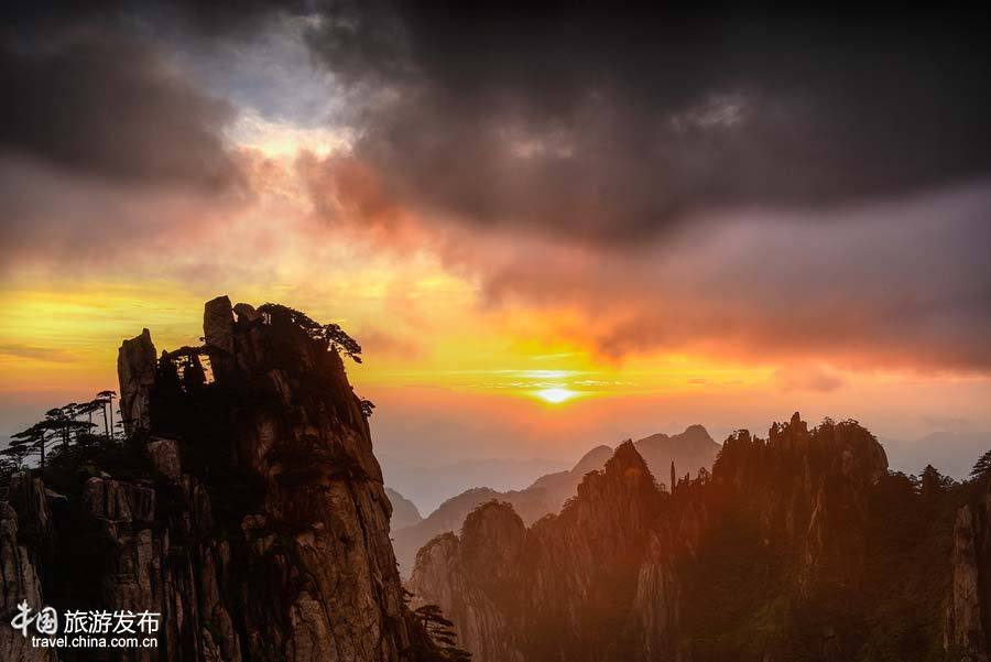 Photos : les monts Huang sous un ciel de feu