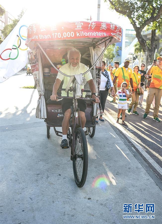 Un paysan chinois de 60 ans se rend à Rio à vélo