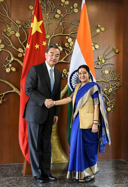 Le 13 août, le ministre chinois des Affaires étrangères Wang Yi rencontre son homologue indienne Sushma Swaraj.