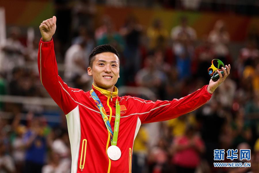Le Chinois Dong Dong, champion olympique en titre, a remporté la médaille d&apos;argent avec 60,535 points à Rio de Janeiro, au Brésil, le 13 août 2016.(Xinhua)