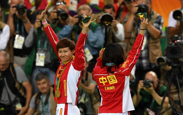 La Chine a remporté sa première médaille d'or olympique de cyclisme après la victoire de Gong Jinjie et Zhong Tianshi dans le sprint par équipe féminin, vendredi au vélodrome olympique de Rio.