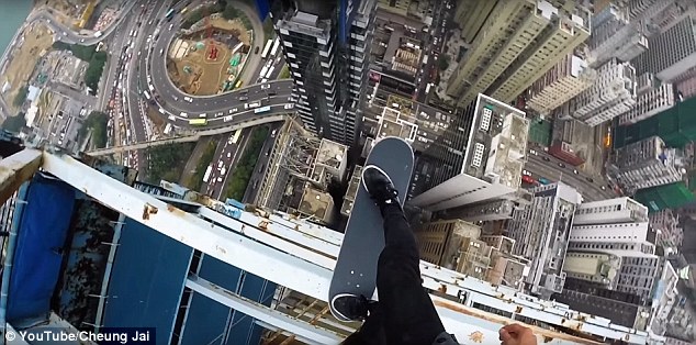 Insolite : il fait du skate au sommet d'un gratte-ciel Insolite : il fait du skate au sommet d'un gratte-ciel