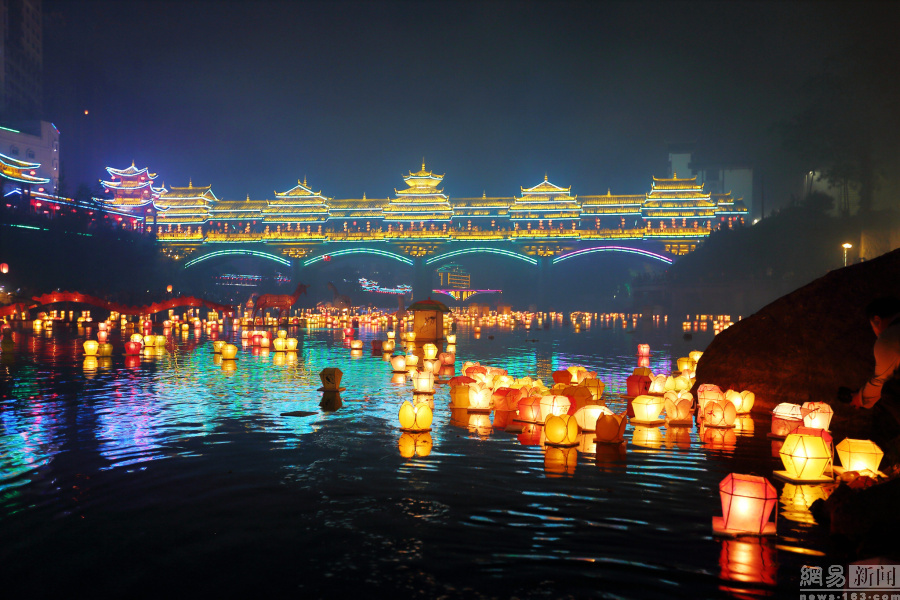 Guangxi : des milliers de lanternes éclairent la rivière Zijiang