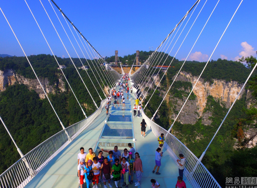 Zhangjiajie : 8000 billets pour l'ouverture à l'essai du pont en verre