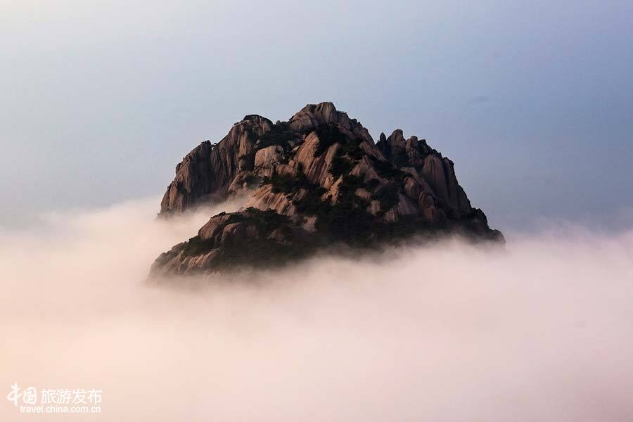 Chine : les monts Huang enveloppés par une brume épaisse