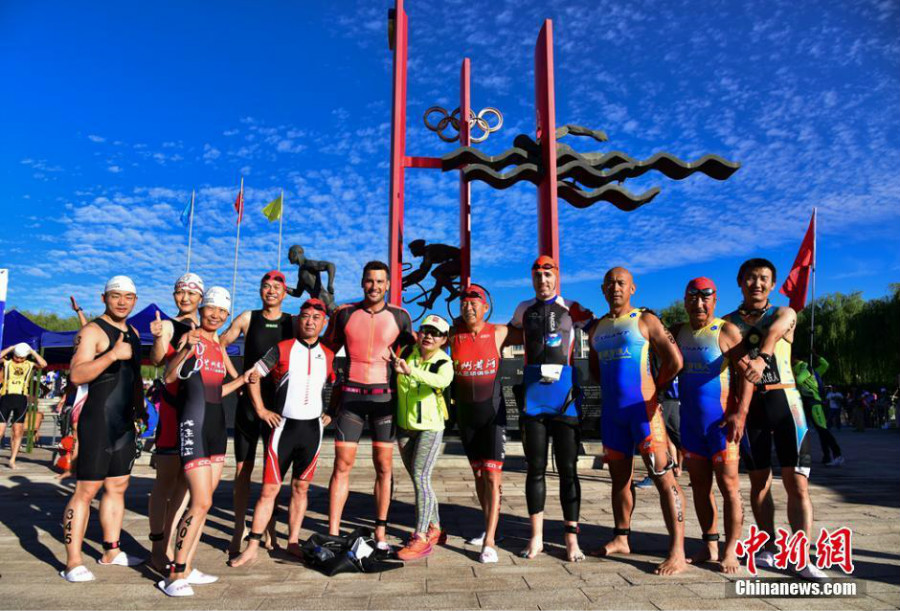 346 participants prennent le départ du triathlon de Jiayuguan sur la Grande Muraille