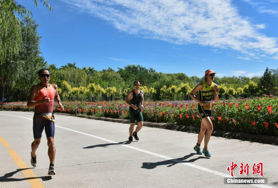 346 participants prennent le départ du triathlon de Jiayuguan sur la Grande Muraille