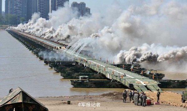 L'armée chinoise construit un pont flottant de 1 150 mètres de long sur le Yangtsé en 26 minutes